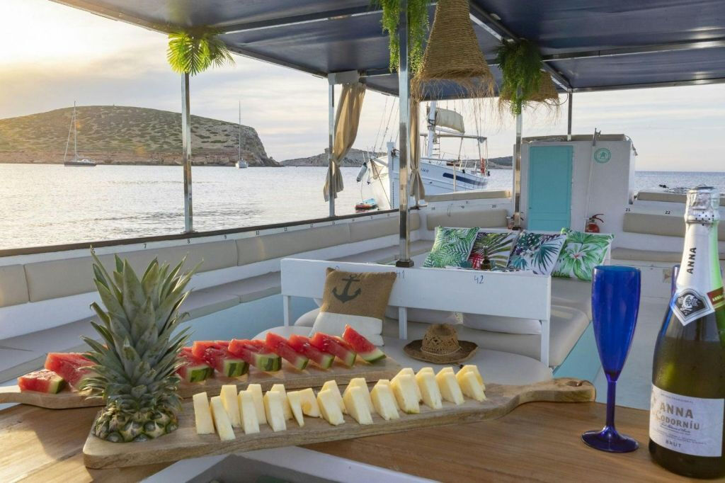 Ibiza: Paseo en Barco al Atardecer con Música, Tapas y Barra Libre Premium