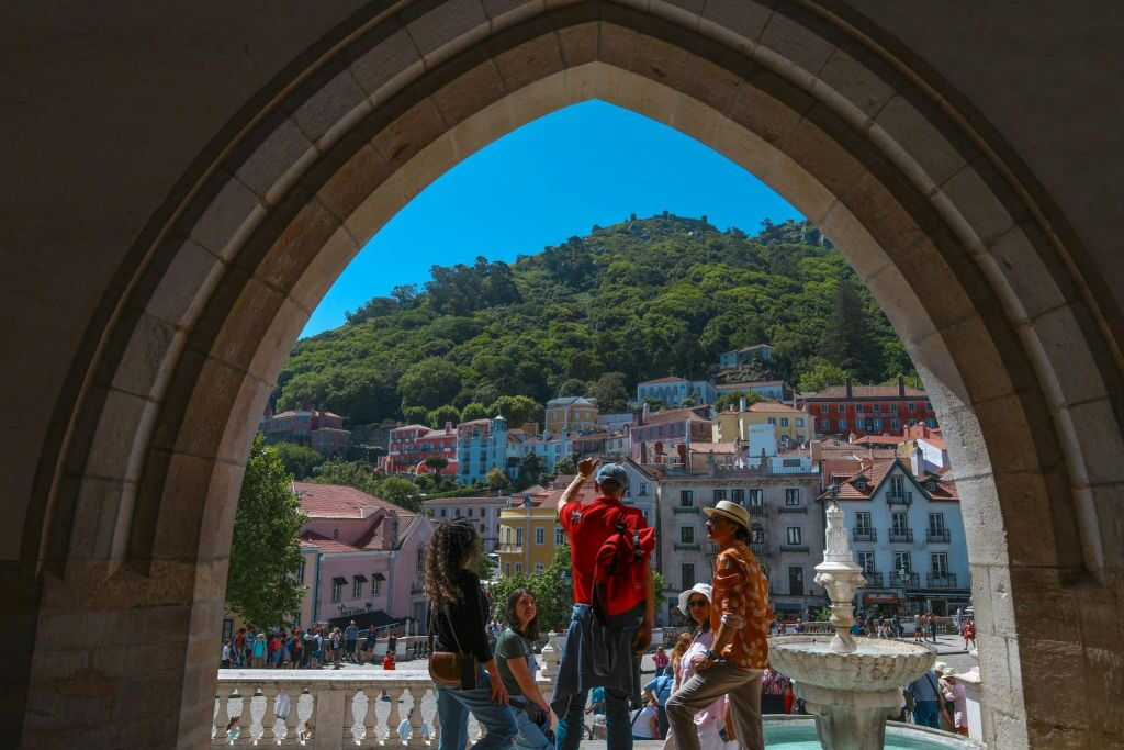 Pena Palace & Winery: Guided Tour + Wine Tasting + Transfer from Lisbon
