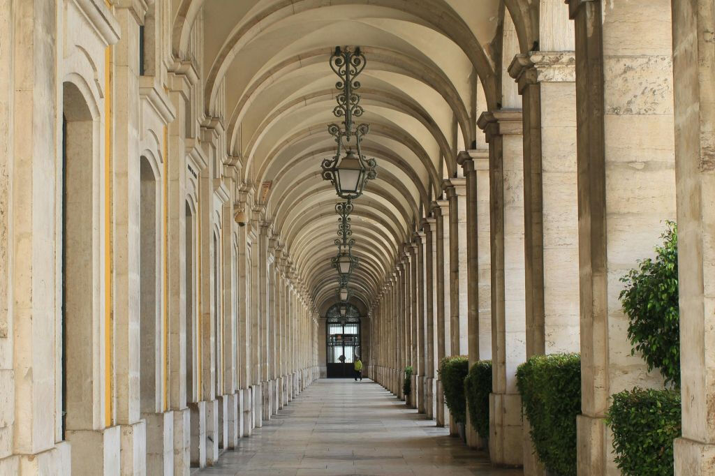 Lisbon: Guided Walking Tour in English + Tram Ride