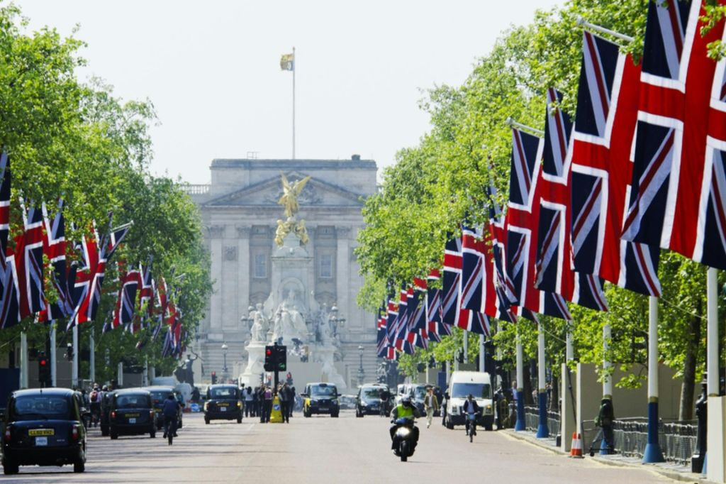 Londres: Visita guiada a pie en grupo reducido por la realeza británica