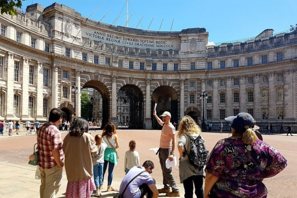 Londres: Visita guiada a pie en grupo reducido por la realeza británica