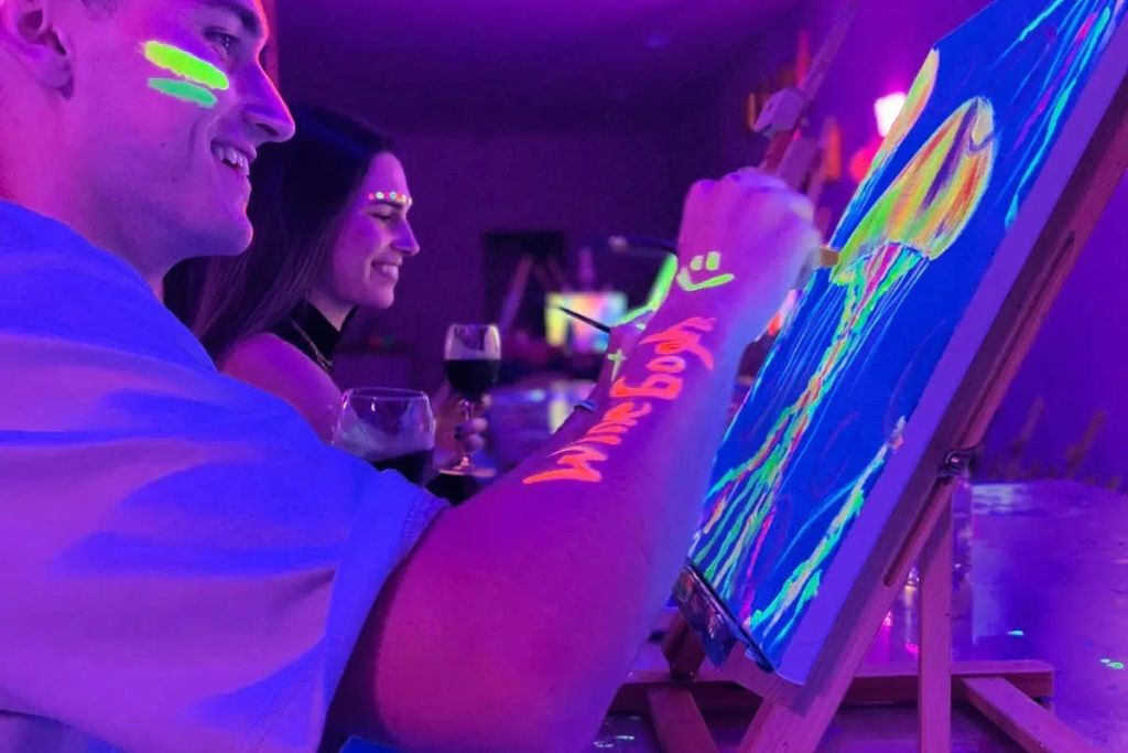 Taller Guiado de Pintura y Vino de la Academia Wine Gogh Glow