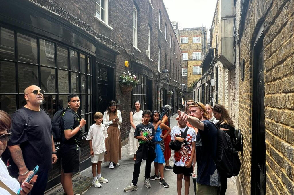 London: Guided Harry Potter Walking Tour + Clink Prison Museum Entry + Cruise