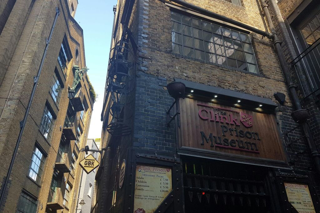 Londres : Visite guidée de Harry Potter + entrée au musée de la prison de Clink + croisière