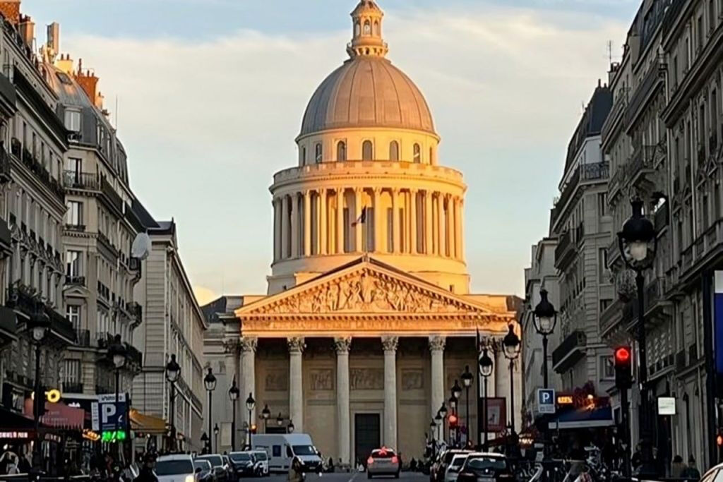 Paris: Notre-Dame & Île de la Cité Guided Walking Tour