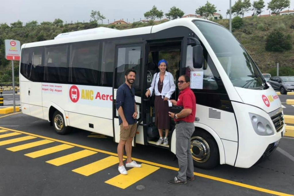 Ponta Delgada: Traslado en autobús desde/hasta el aeropuerto y el centro de la ciudad