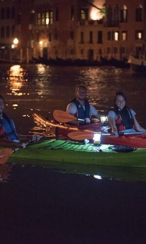 Venezia: Tour guidato in kayak al tramonto