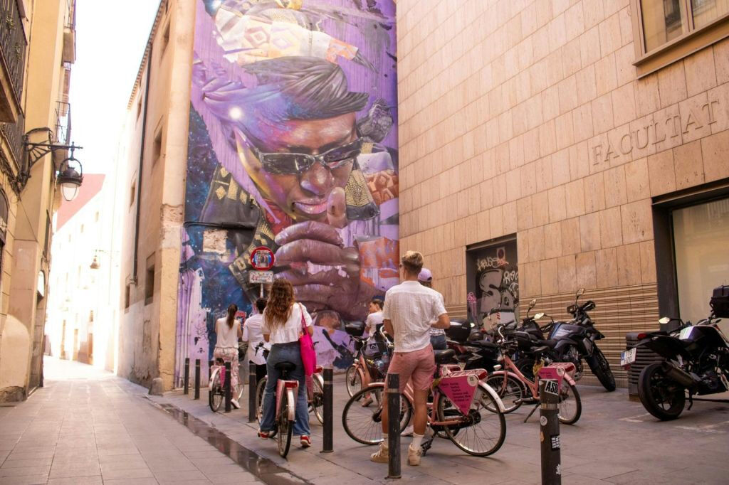 Barcelona: Guided Street Art Bike Tour