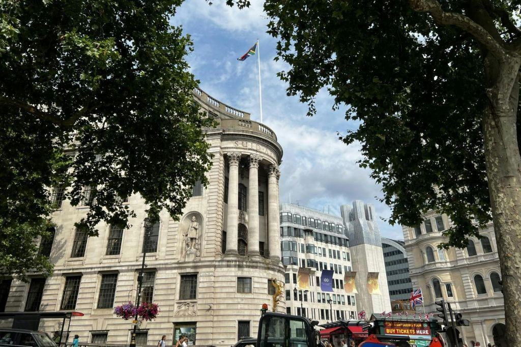 London: Guided Harry Potter Film Sites Visit + Ghost Bus Combo Tour