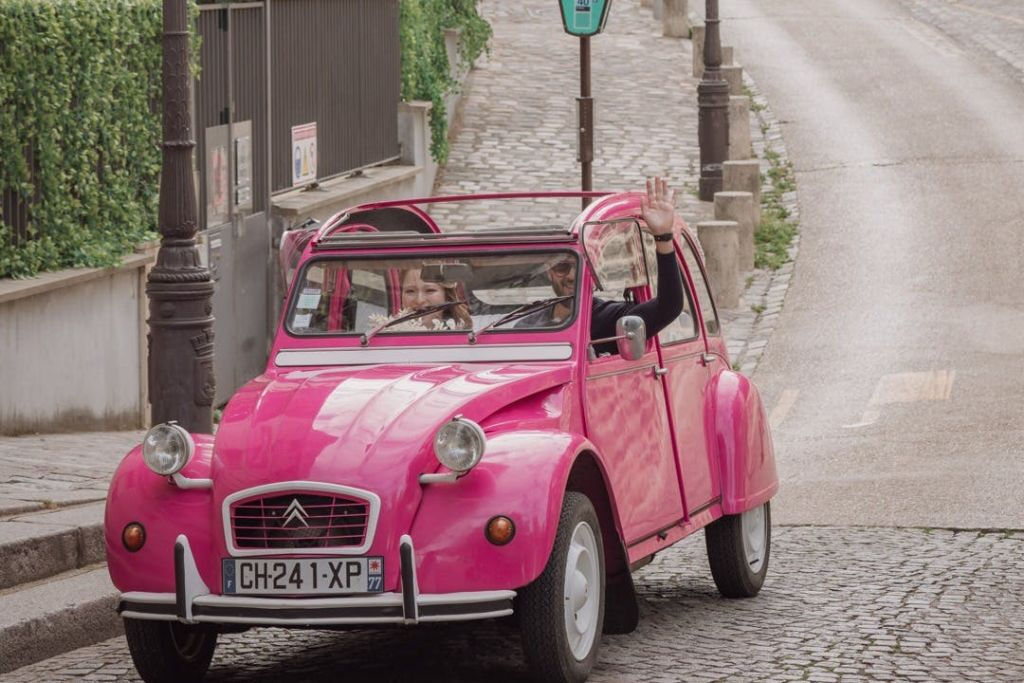 Paris: excursão particular de meio dia em um Citroën 2CV rosa