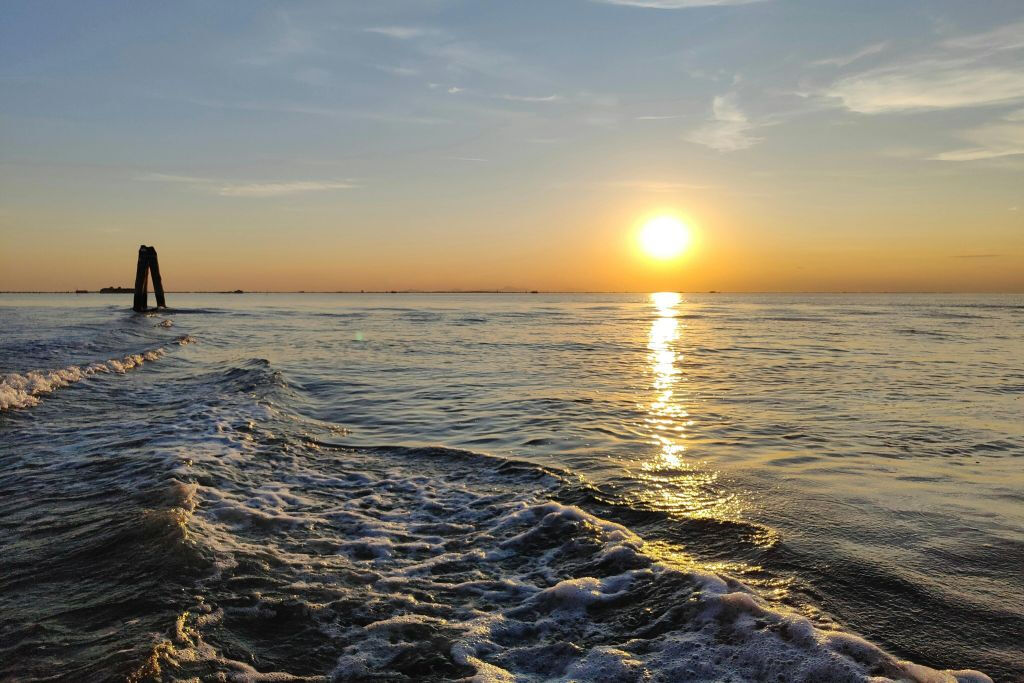 Chioggia: Passeio guiado de barco ao pôr do sol na Lagoa de Veneza
