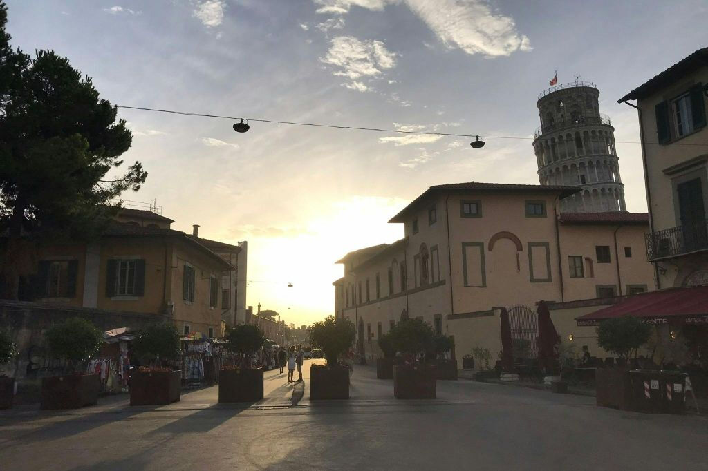 Pisa: Visita guiada de la ciudad en coche eléctrico panorámico