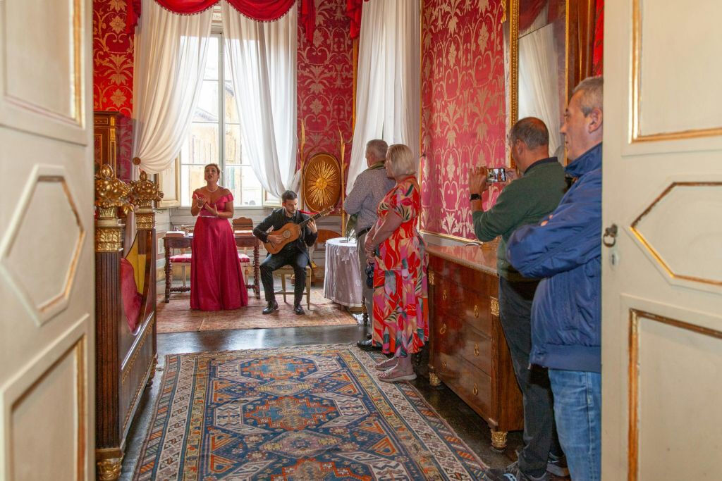 Palazzo Chigi Zondadari: entrada + visita guiada + concerto de ópera