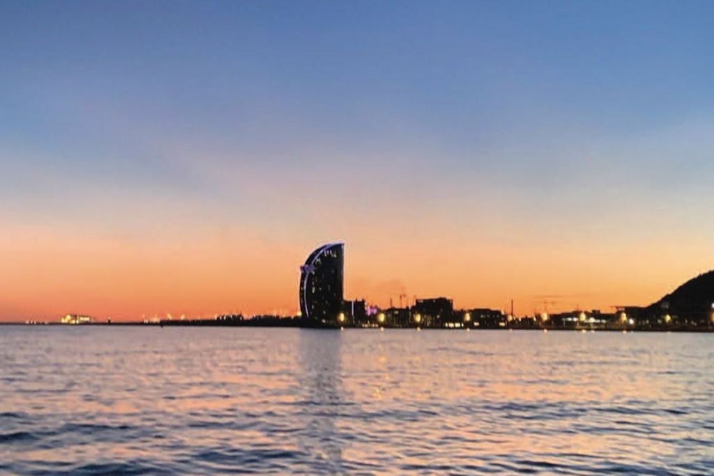 Barcelona: Passeio privativo de veleiro ao pôr do sol + bebida e lanche