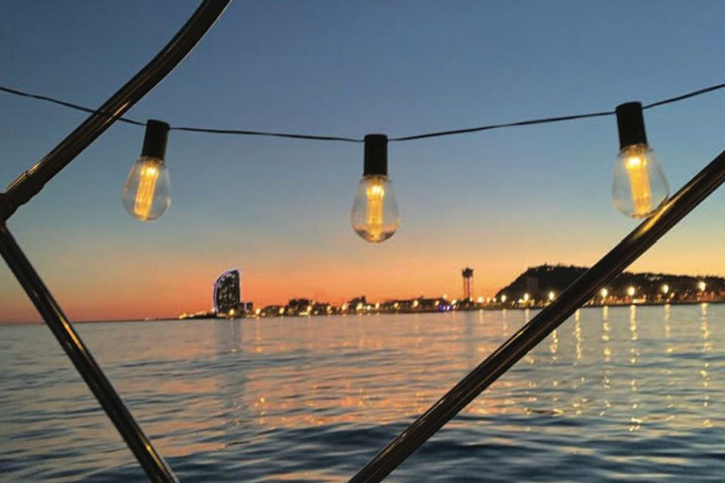 Barcelona: Passeio privativo de veleiro ao pôr do sol + bebida e lanche