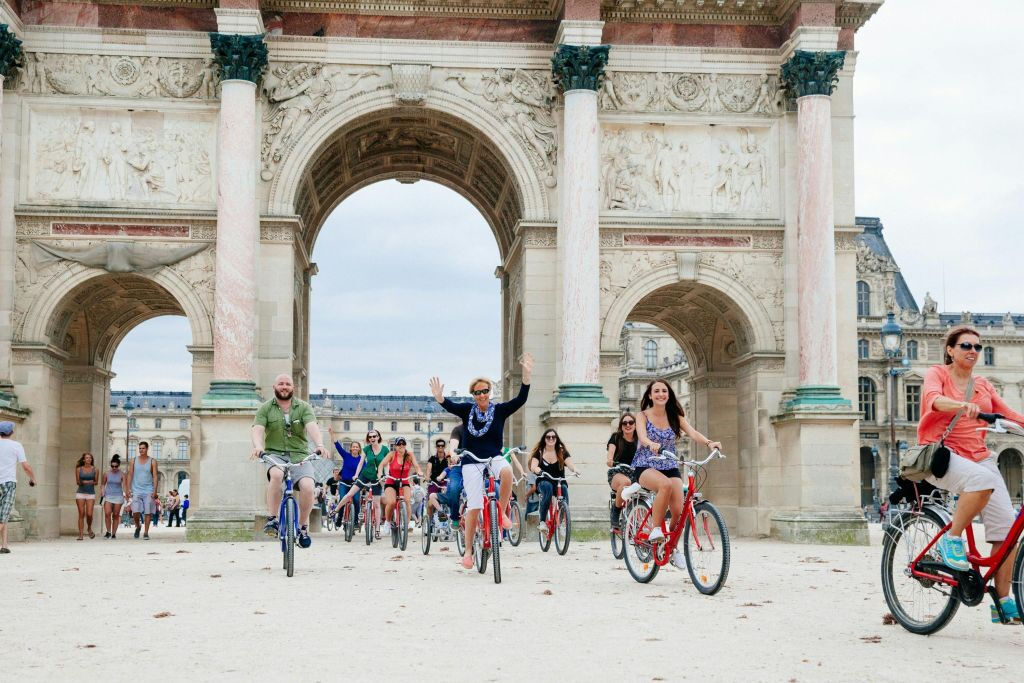 Paris: Highlights Guided Bike Tour