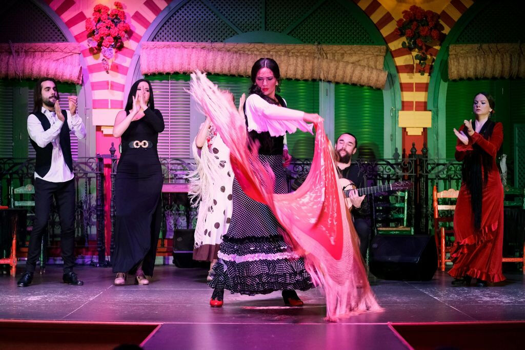 Séville : Musée de la robe flamenco + spectacle + dîner + transferts