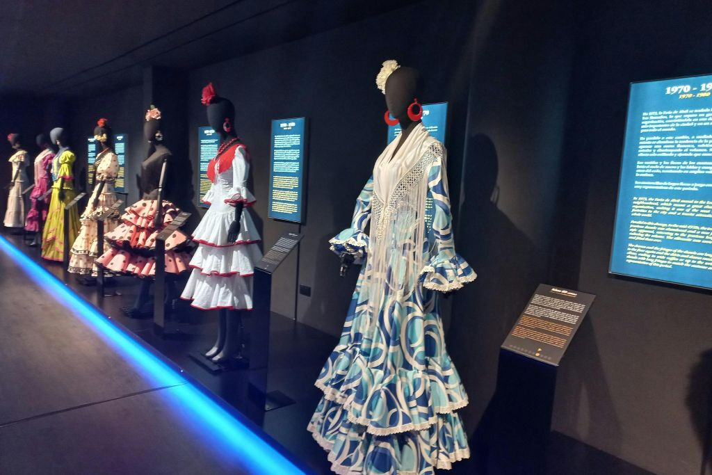 Séville : Musée de la robe flamenco + spectacle + dîner + transferts