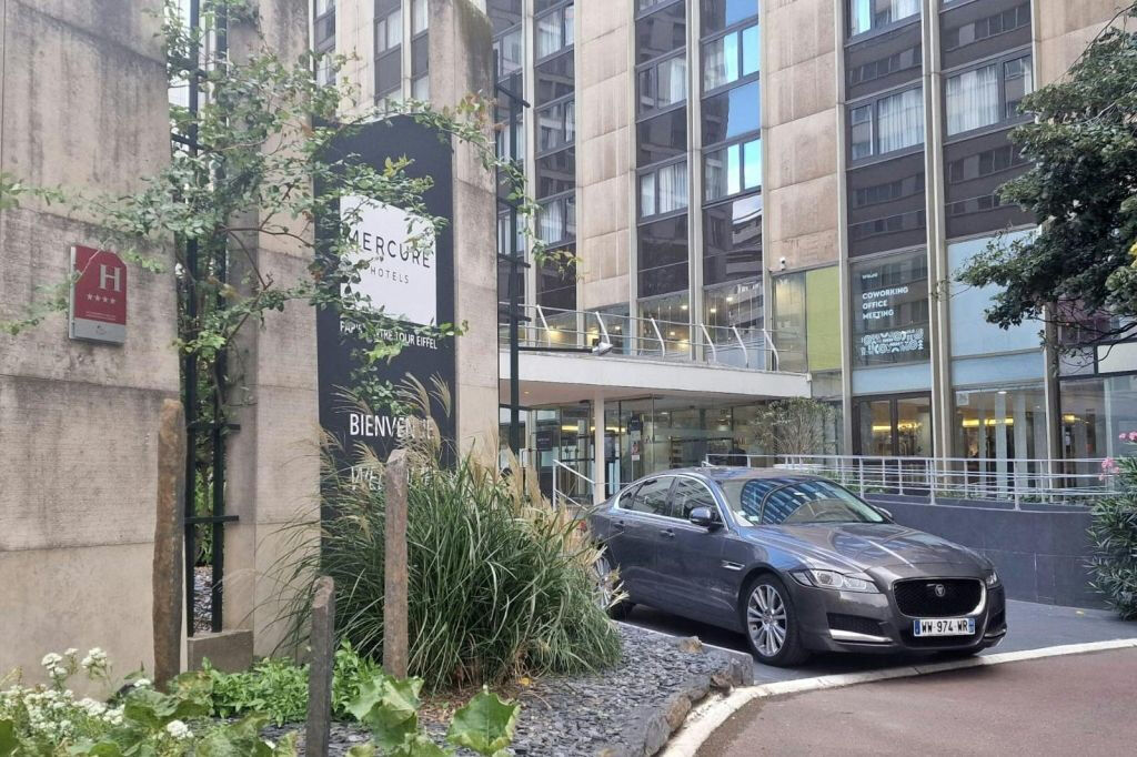 Paris: Shared Shuttle Transfer from CDG Airport to Hotel