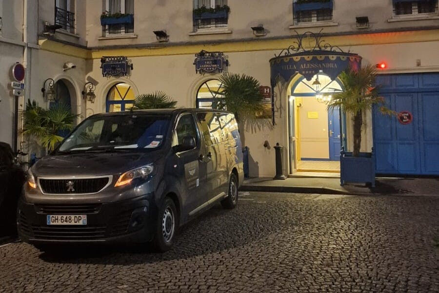 Paris: Shared Shuttle Transfer from Accommodation to CDG Airport