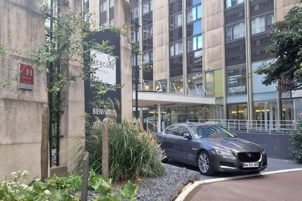 Paris: Shared Shuttle Transfer from Accommodation to Orly Airport