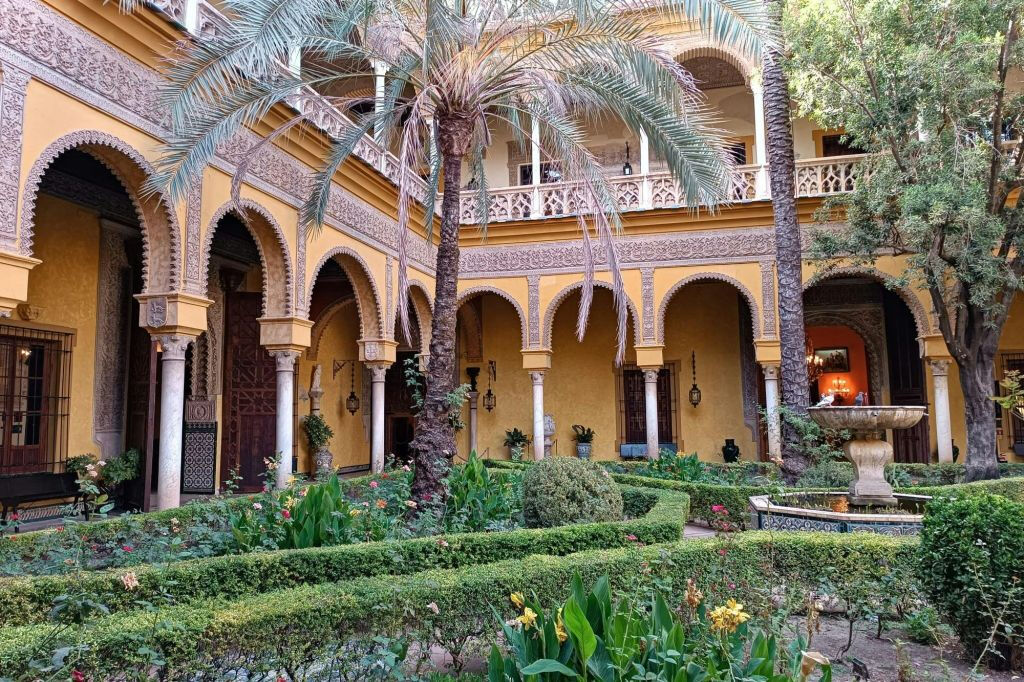 Seville: Las Setas, La Macarena, and Dueñas Palace Guided Tour
