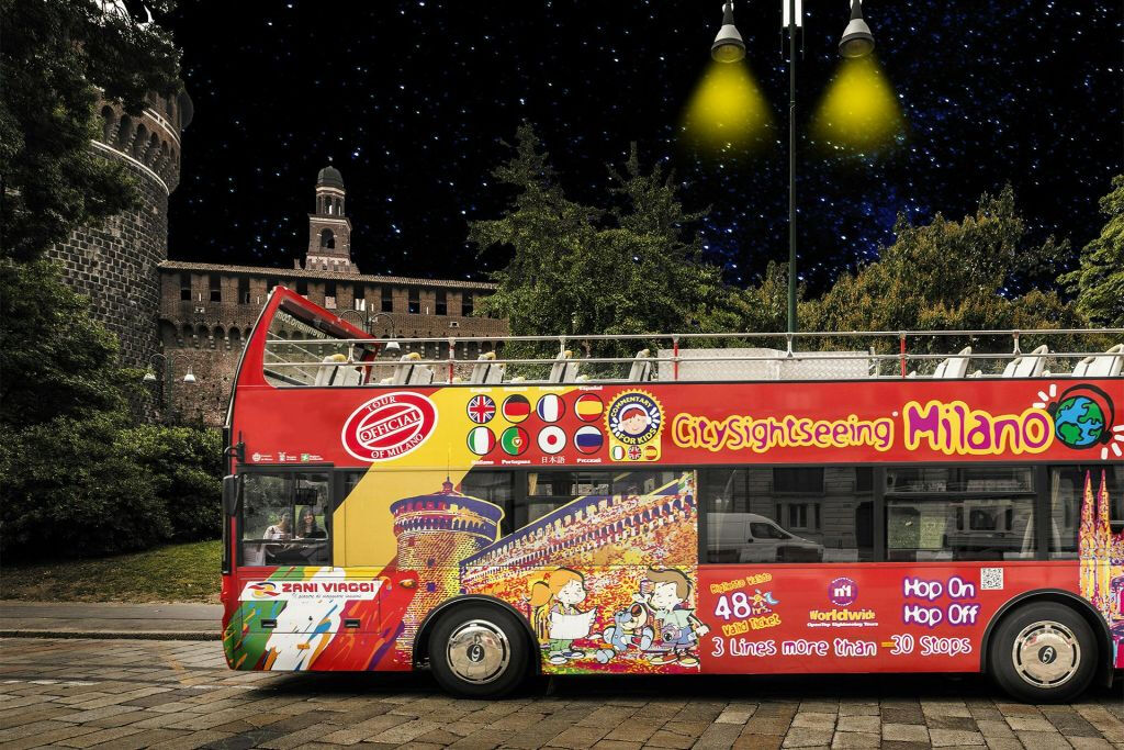 Milano: Tour notturno in autobus scoperto + guida audio