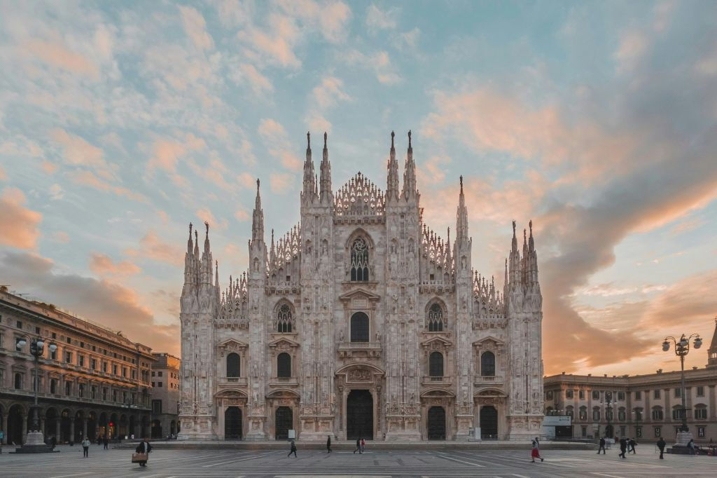 Milano: Tour notturno in autobus scoperto + guida audio