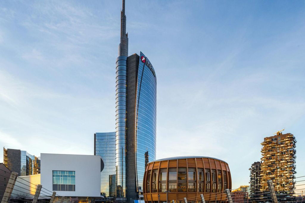 Milano: Tour notturno in autobus scoperto + guida audio