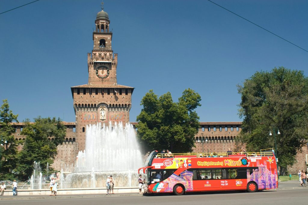 Milano: Tour notturno in autobus scoperto + guida audio