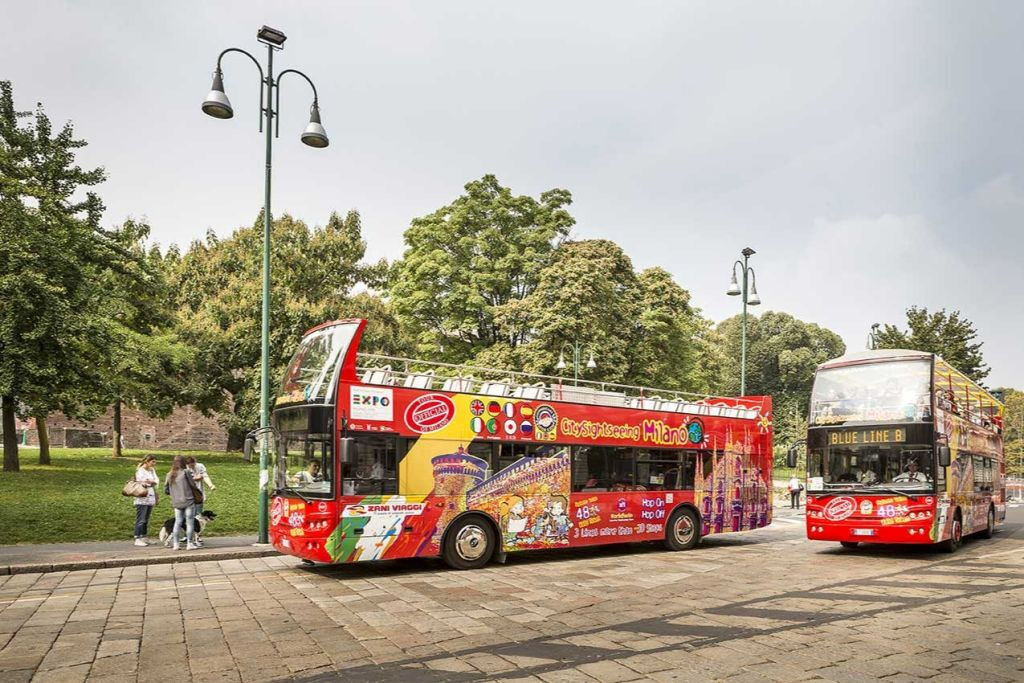 Milano: Tour notturno in autobus scoperto + guida audio