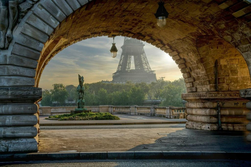 Tour Eiffel : accès au 1er, 2ème étage et sommet + visite guidée