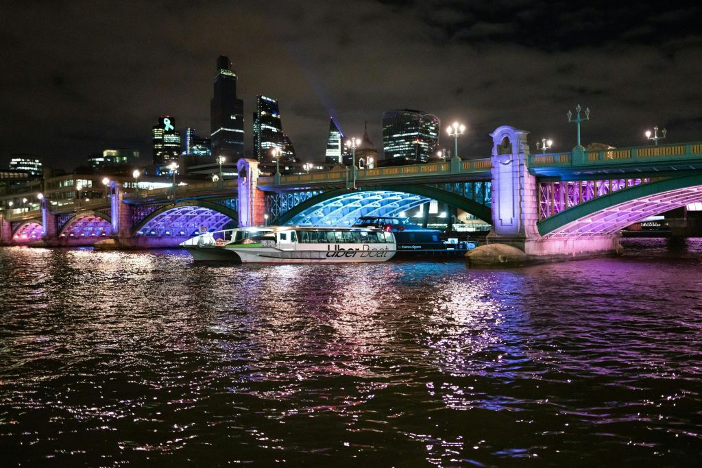 Londres: Uber Boat en Thames Clippers y billete de ida y vuelta para el teleférico IFS Cloud
