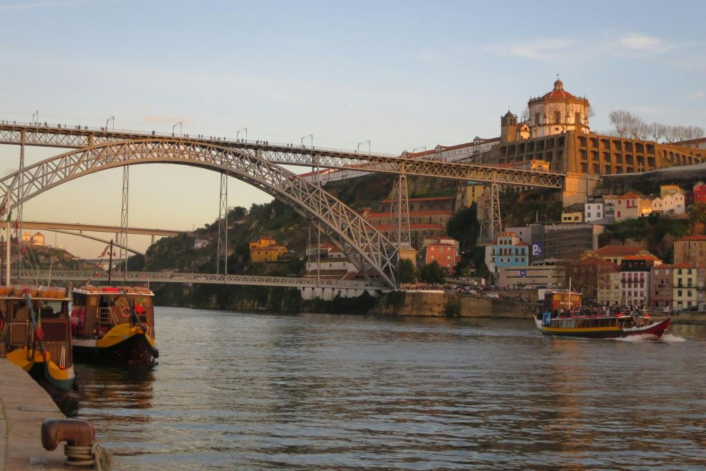 Passeio a pé: Almoço, passeio de barco e degustação de vinhos