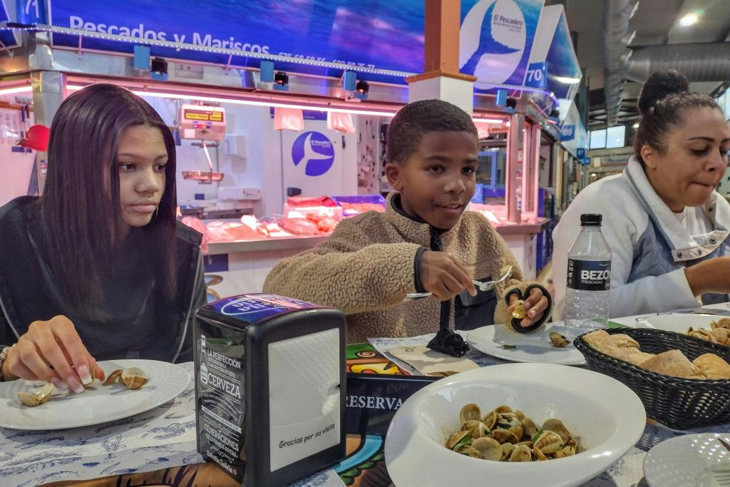 Marbella: Comida guiada y visita al mercado