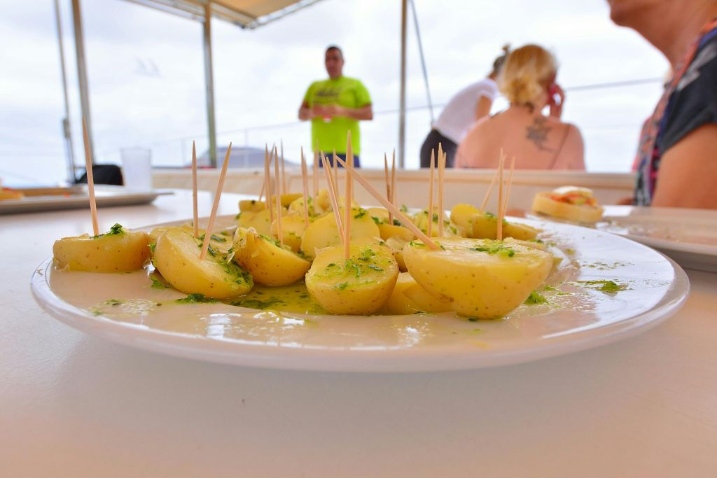 La Graciosa: Excursión en Catamarán + Comida + Ferry de ida y vuelta desde Lanzarote
