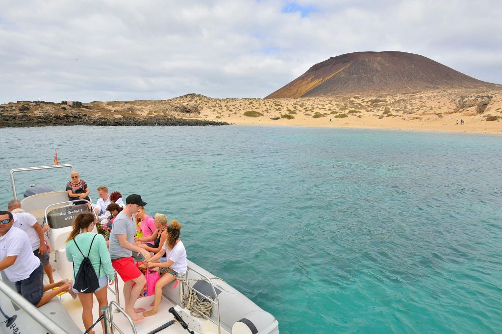 La Graciosa: Excursión en Catamarán + Comida + Ferry de ida y vuelta desde Lanzarote