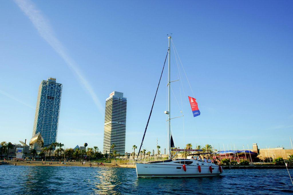 Barcelona: Visita guiada en E-Bike, Teleférico y Experiencia en Vela