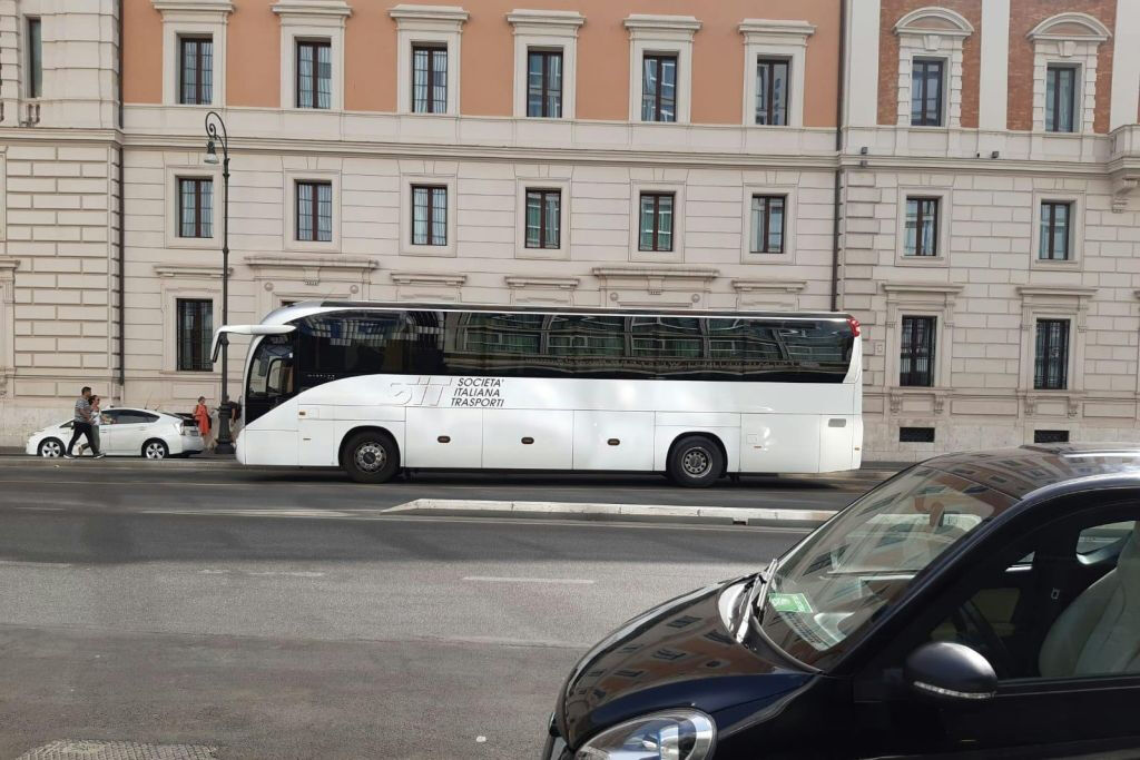 Roma: Trasferimento in autobus di sola andata dalla Stazione Termini all'Aeroporto di Fiumicino
