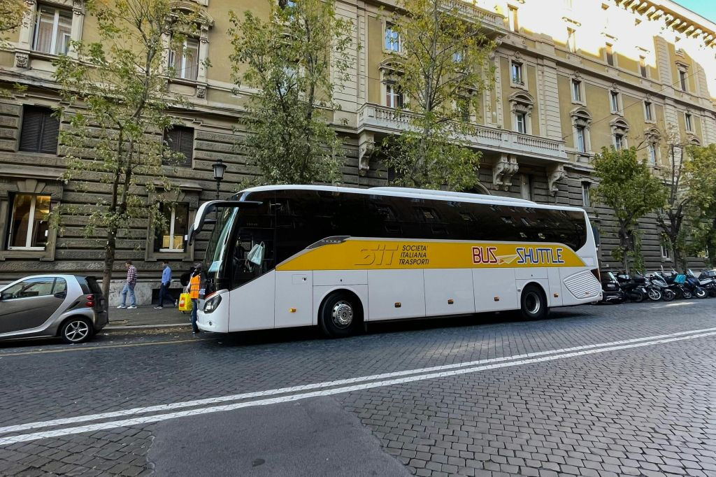 Roma: Trasferimento in autobus dal Vaticano all'aeroporto di Fiumicino