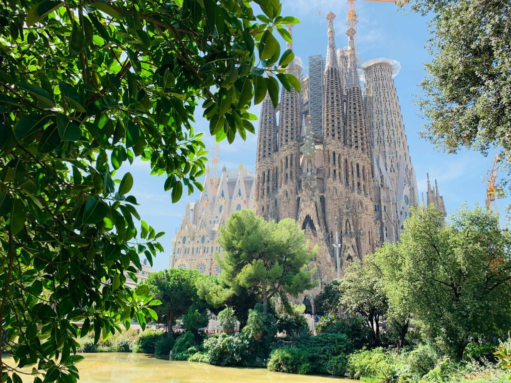 Sagrada Família & Park Güell: Guided Tour with Transport