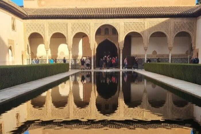 Alhambra y Generalife: Visita guiada exclusiva para tu familia o grupo