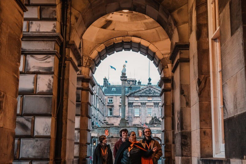 Edinburgh: Evening Ghosts & Ghouls Guided Tour