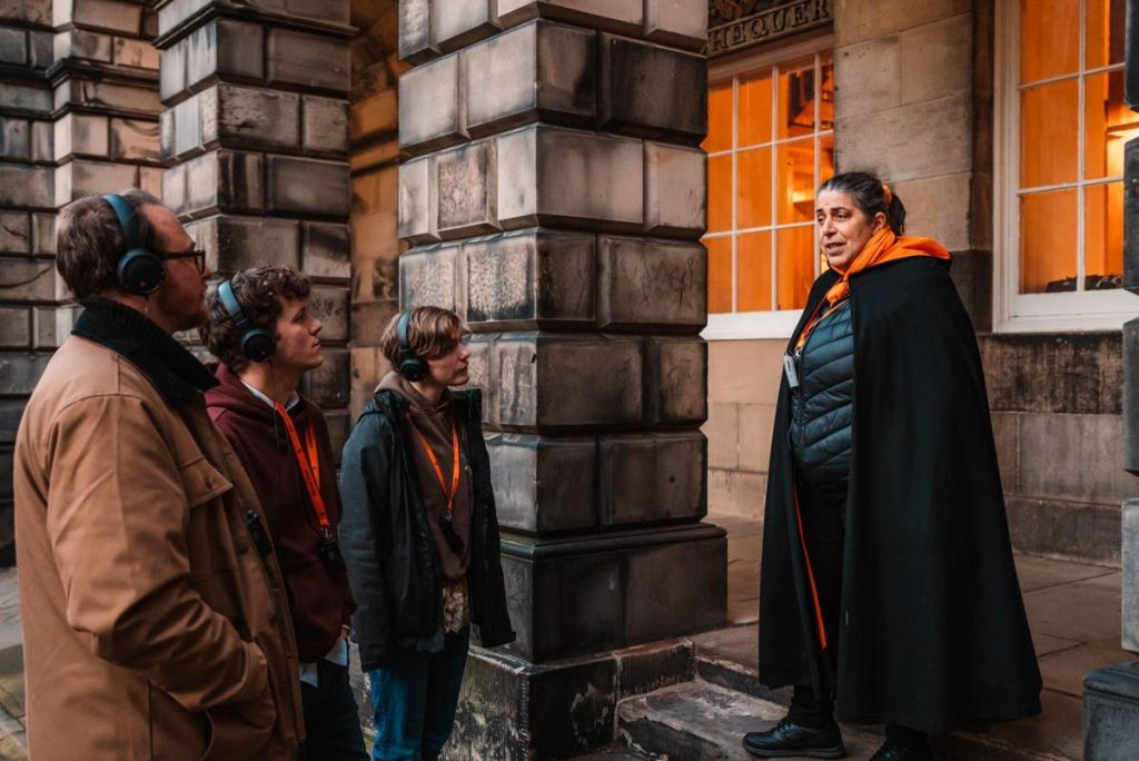 Edinburgh: Evening Ghosts & Ghouls Guided Tour