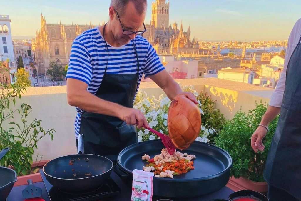 Sevilla: Clase de cocina con paella y visita panorámica a los tejados más destacados