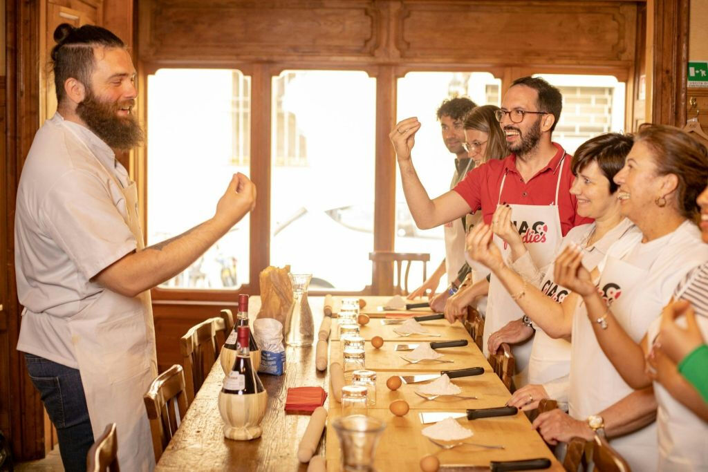 Firenze: Corso di cucina per piccoli gruppi + vino illimitato + visita al mercato opzionale