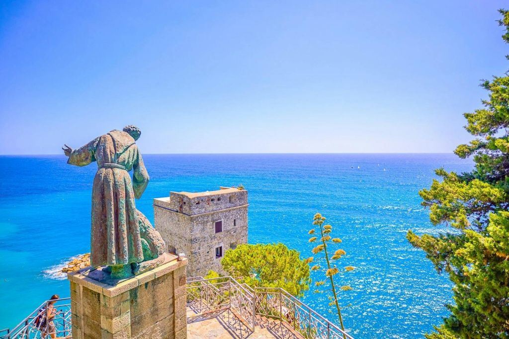 Cinque Terre National Park: Entry Ticket + Guided Day Trip from Milan