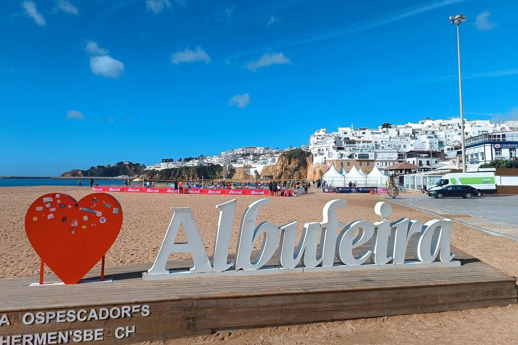 Albufeira: Guided Tour + Wine Tasting + Transfers