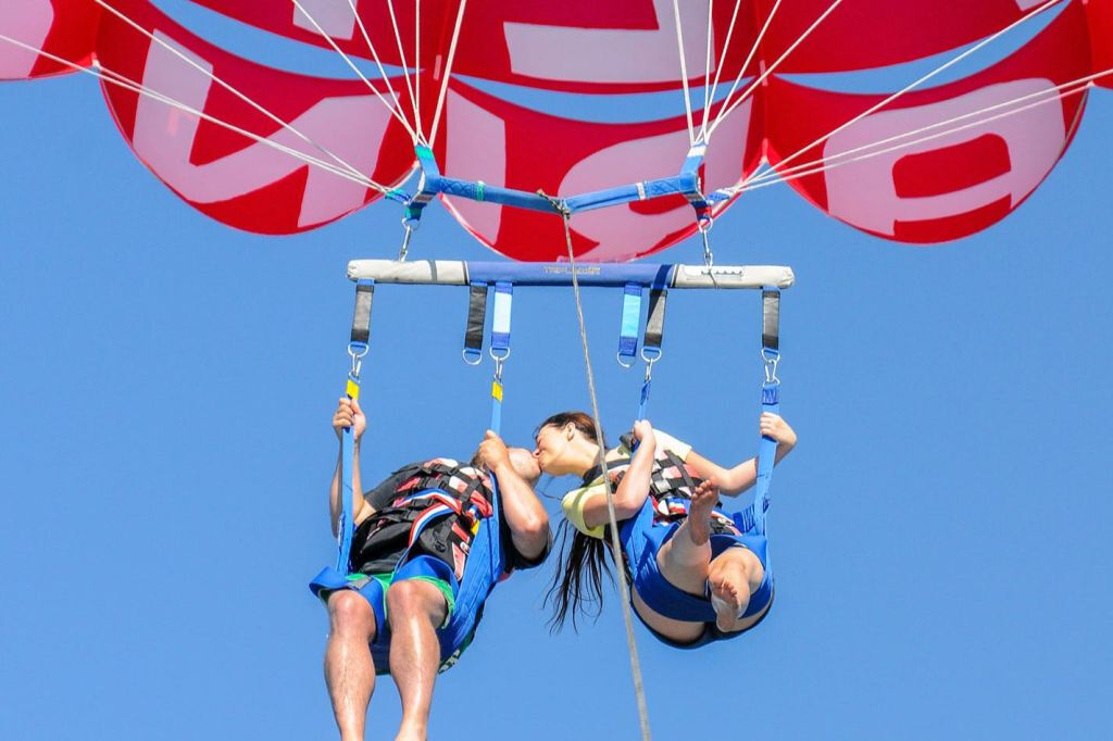 Albufeira: Guided Parasailing Experience
