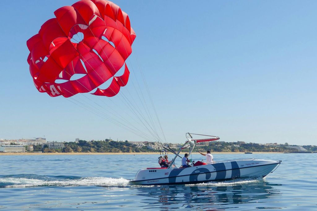 Albufeira: Guided Parasailing Experience